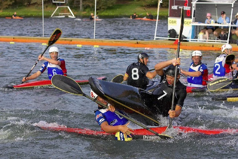 Disputa de bola no kayak polo