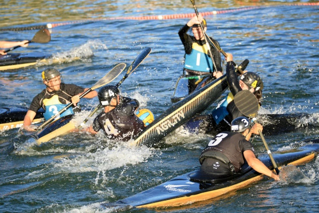 Partida de kayak polo em alta intensidade