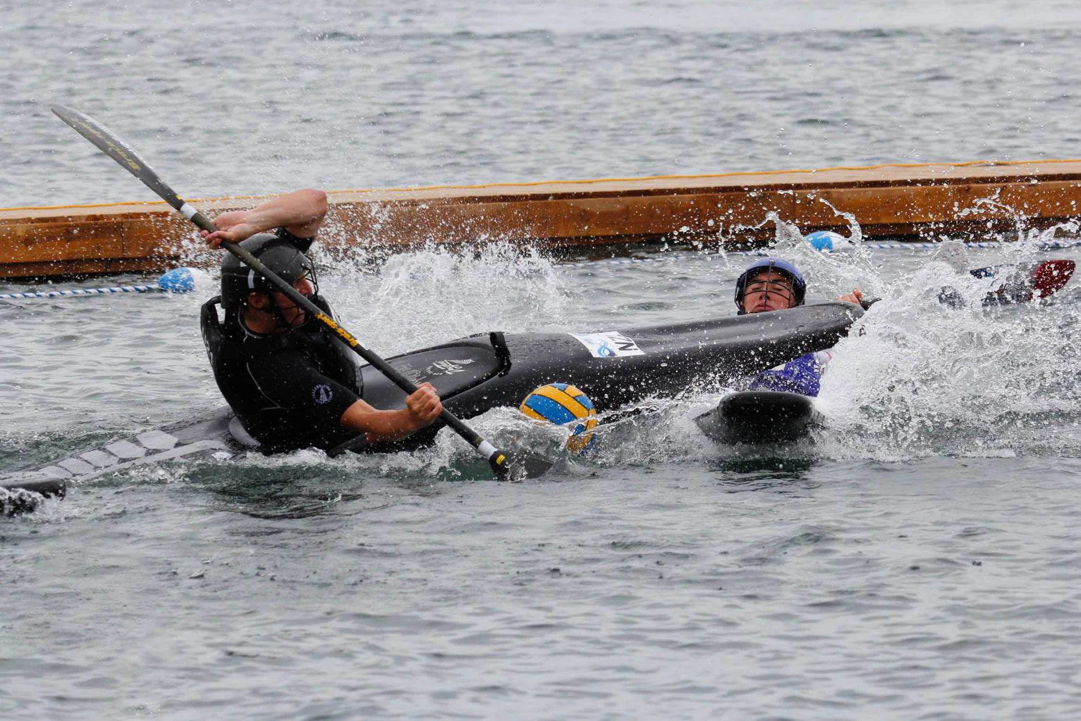 Atleta de kayak polo em ação